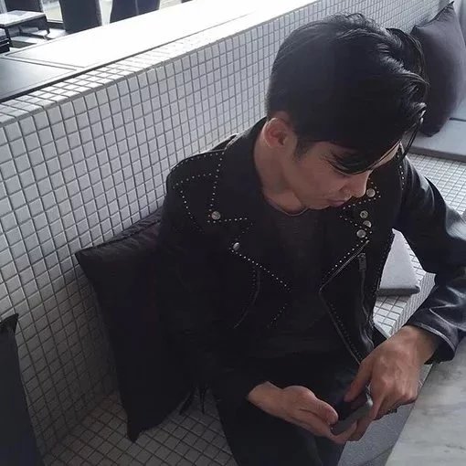 贾磊震伯